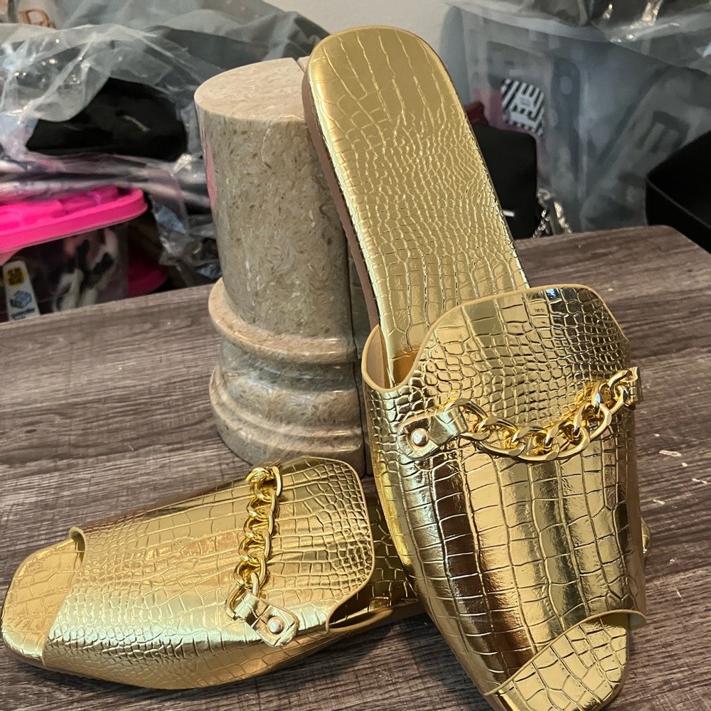 NEW!! Ladies Sandal by SHEIN